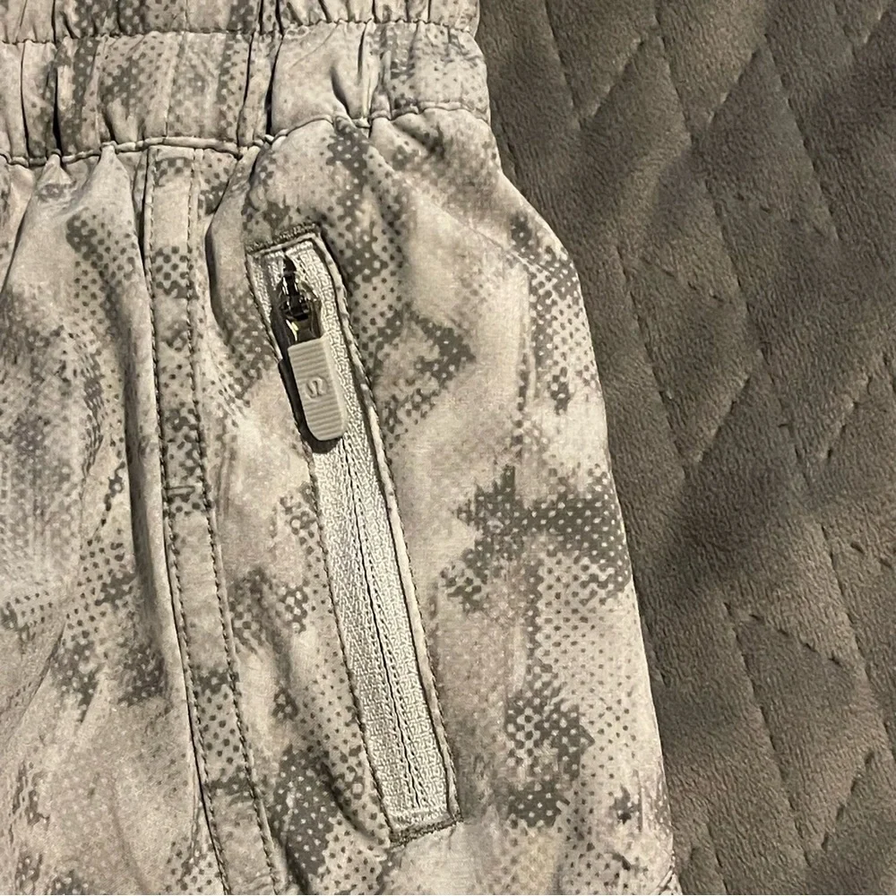 Lululemon lined running shorts womens size‎ 4 EUC